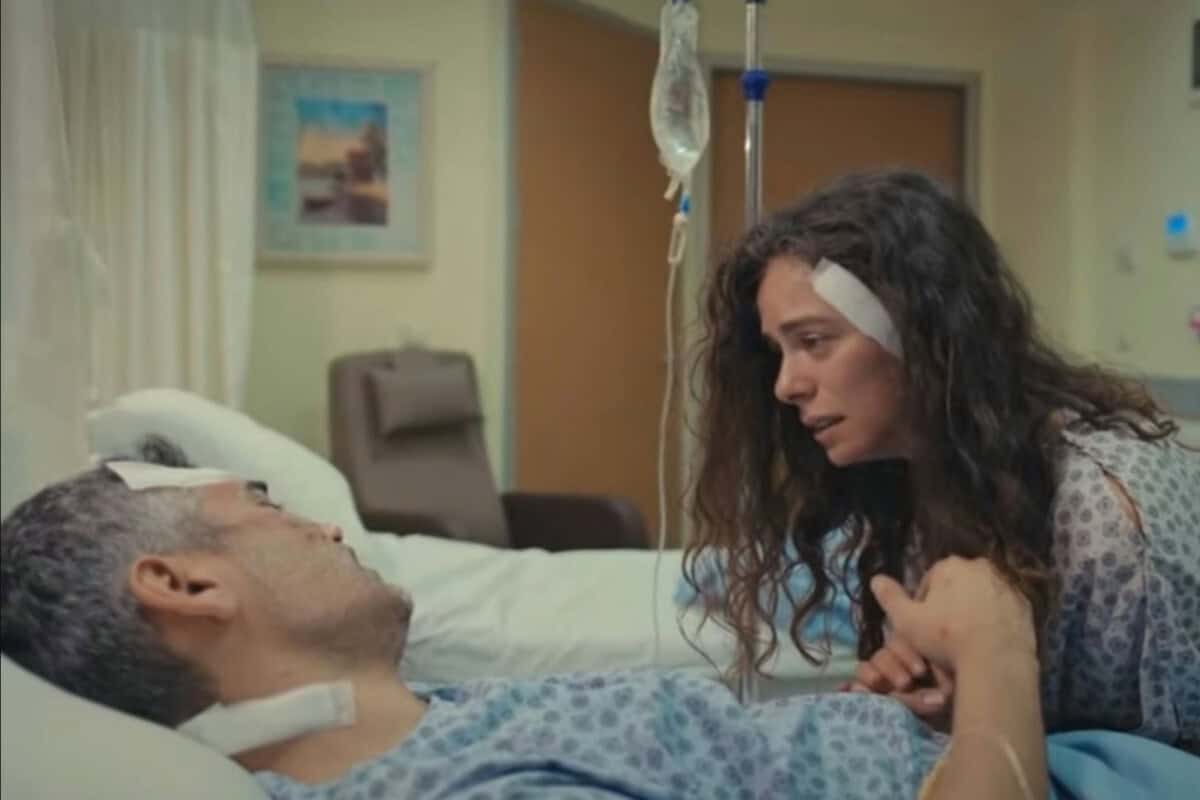 Bahar e Sarp dormem abraçados, simbolizando o início de sua reconciliação na emocionante trama de Força de Mulher.