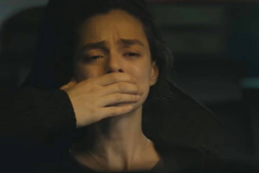 Bahar emocionada após descobrir que tem uma irmã secreta na novela Força de Mulher