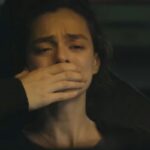 Bahar emocionada após descobrir que tem uma irmã secreta na novela Força de Mulher