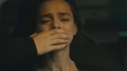 Bahar emocionada após descobrir que tem uma irmã secreta na novela Força de Mulher