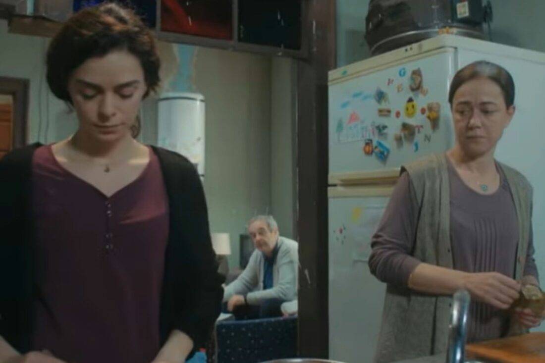 Bahar e Hatice em uma conversa tensa sobre o futuro da família.