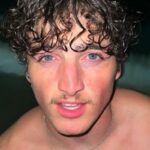 Benson Boone em foto provocativa