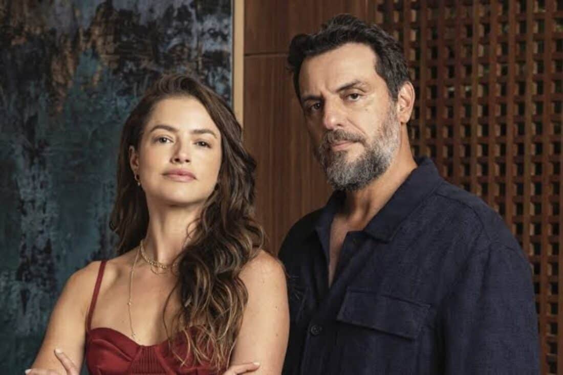 Cena de "Mania de Você" com os protagonistas em um momento de tensão.
