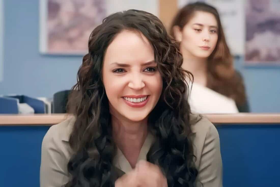 Cena emocionante de Adela sendo libertada da prisão e se reunindo com sua família.