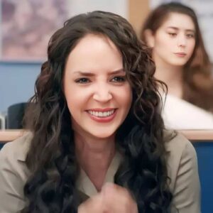 Cena emocionante de Adela sendo libertada da prisão e se reunindo com sua família.