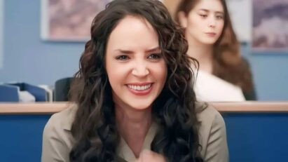 Cena emocionante de Adela sendo libertada da prisão e se reunindo com sua família.