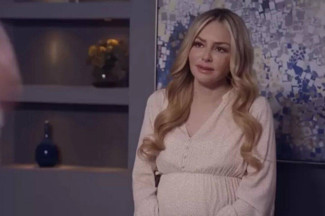 Salma desolada, chorando ao descobrir que foi traída por seu amante, que fugiu com todo seu dinheiro em Contigo Sim.