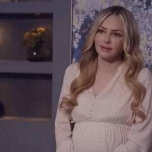 Salma desolada, chorando ao descobrir que foi traída por seu amante, que fugiu com todo seu dinheiro em Contigo Sim.