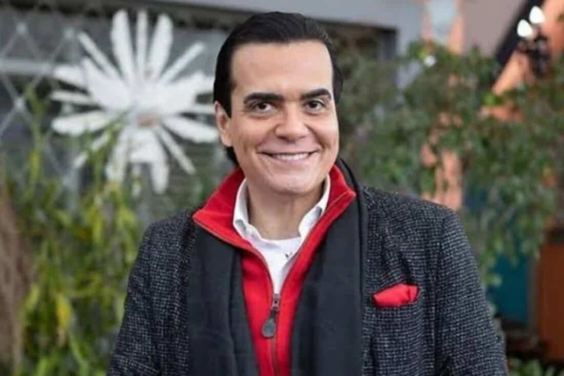 Imagem de Fábio Arruda em evento público, mostrando sua característica elegância e carisma