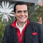 Imagem de Fábio Arruda em evento público, mostrando sua característica elegância e carisma