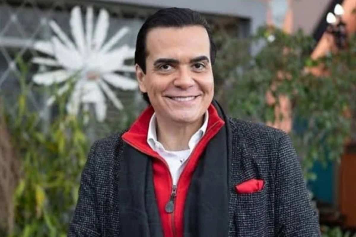 Imagem de Fábio Arruda em evento público, mostrando sua característica elegância e carisma