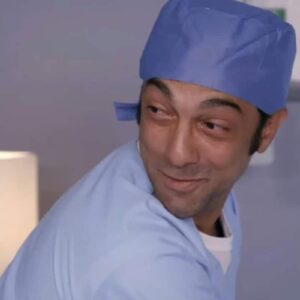 Cena de Félix disfarçado de enfermeiro entrando no quarto de Pablo, com um olhar ameaçador.