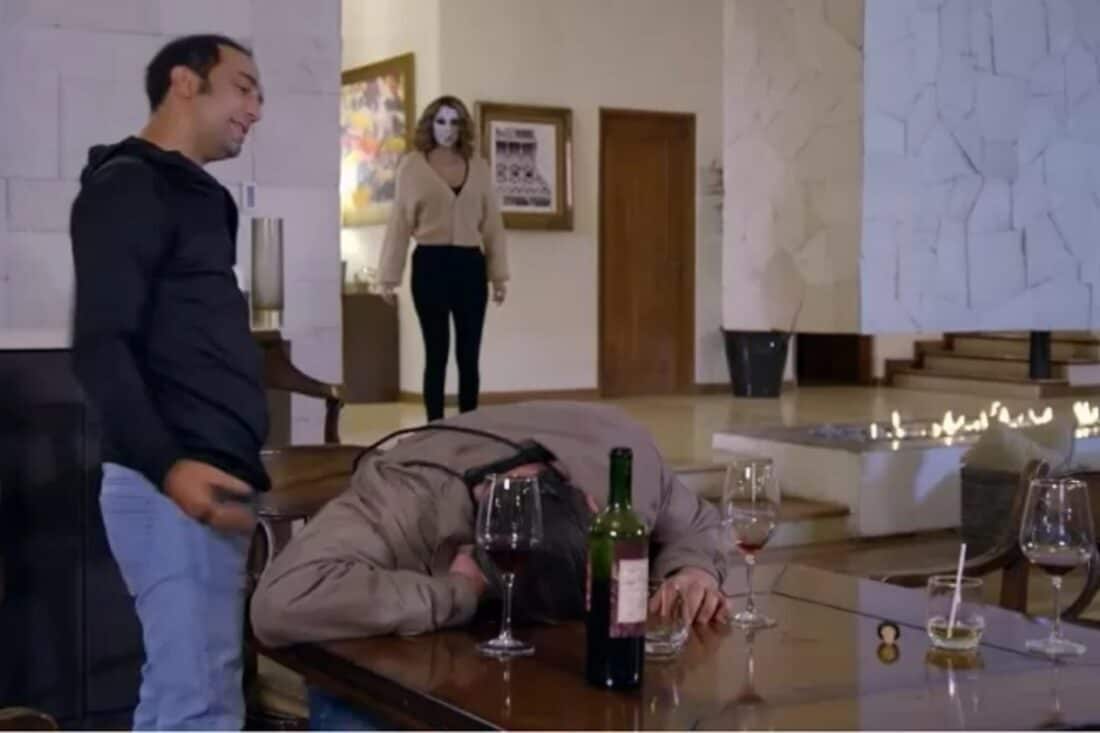 Jerônimo caído no chão enquanto Félix e Samanta planejam como se livrar do corpo