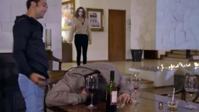 Jerônimo caído no chão enquanto Félix e Samanta planejam como se livrar do corpo