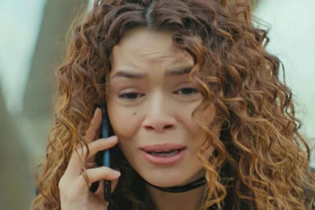 Sirin sendo mantida refém por Munir em um galpão sombrio,