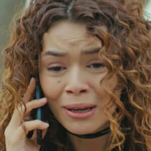 Sirin sendo mantida refém por Munir em um galpão sombrio,