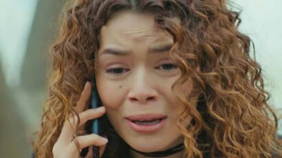 Sirin sendo mantida refém por Munir em um galpão sombrio,