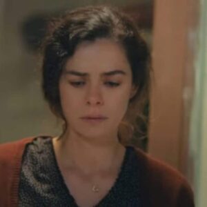 Bahar emocionada ao ver os sapatos de Sarp ao lado das pantufas de Nissan