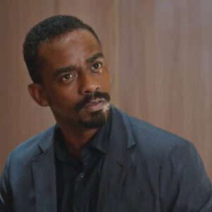 Cena de Hans celebrando sua vitória, com uma expressão de maldade no rosto, enquanto os outros personagens da família Mancini se desesperam.