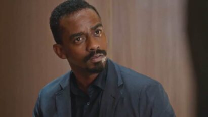 Cena de Hans celebrando sua vitória, com uma expressão de maldade no rosto, enquanto os outros personagens da família Mancini se desesperam.