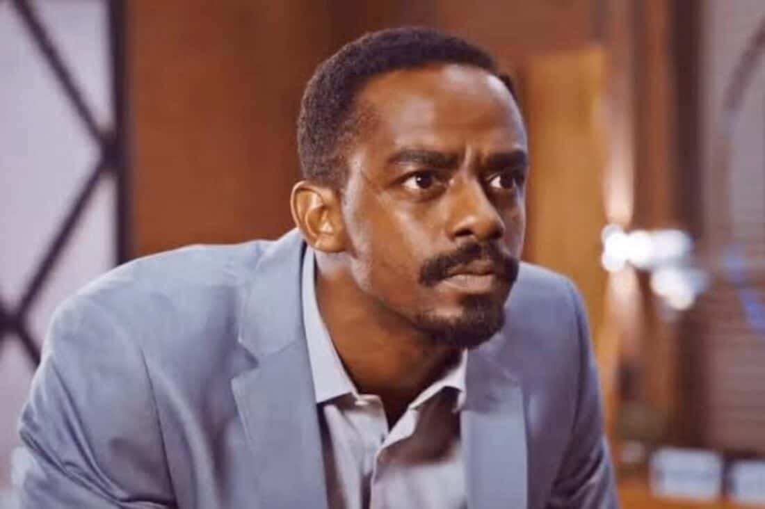 Cena tensa do capítulo final de Família é Tudo, com Hans segurando Electra como refém durante a coletiva de imprensa.