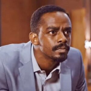 Cena tensa do capítulo final de Família é Tudo, com Hans segurando Electra como refém durante a coletiva de imprensa.