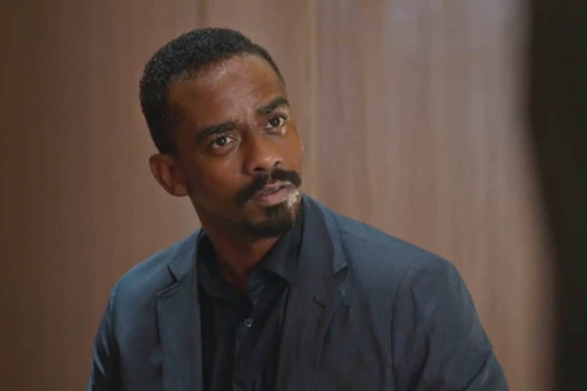 Cena de Hans celebrando sua vitória, com uma expressão de maldade no rosto, enquanto os outros personagens da família Mancini se desesperam.