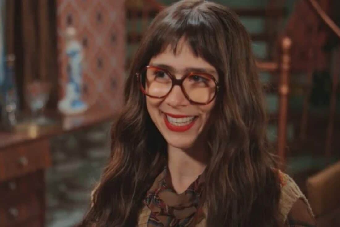 Imagem de Lupita antes de sua transformação, com seu visual simples e característico.