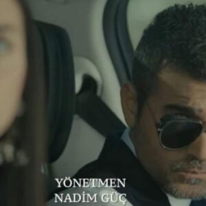 Imagem de Sarp dirigindo um carro de luxo enquanto Piril observa um ônibus lotado ao lado.