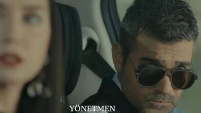 Imagem de Sarp dirigindo um carro de luxo enquanto Piril observa um ônibus lotado ao lado.