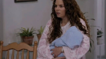 Imagem mostrando Ângela sendo expulsa de sua casa, enquanto o advogado a retira com força.