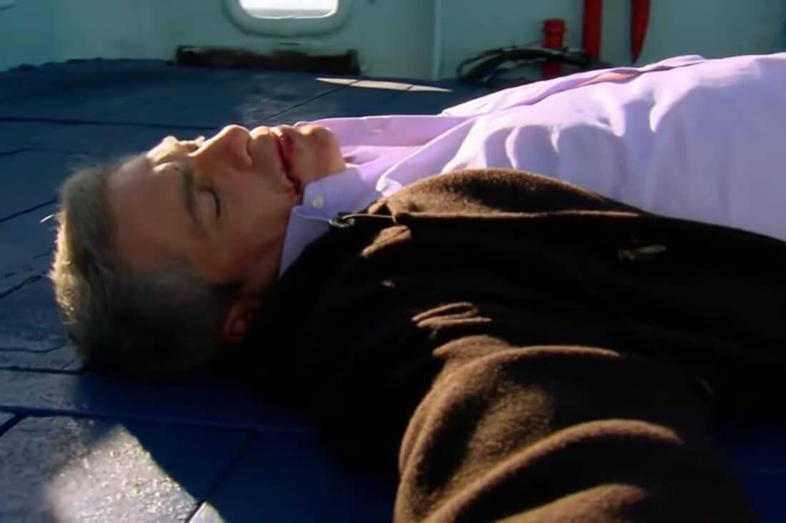 Jerônimo crava a espada em Augusto durante o confronto final.