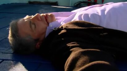 Jerônimo crava a espada em Augusto durante o confronto final.