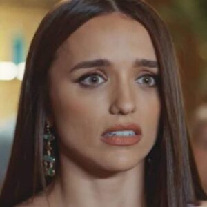 Jéssica sendo escoltada por policiais, com uma expressão de surpresa e raiva.