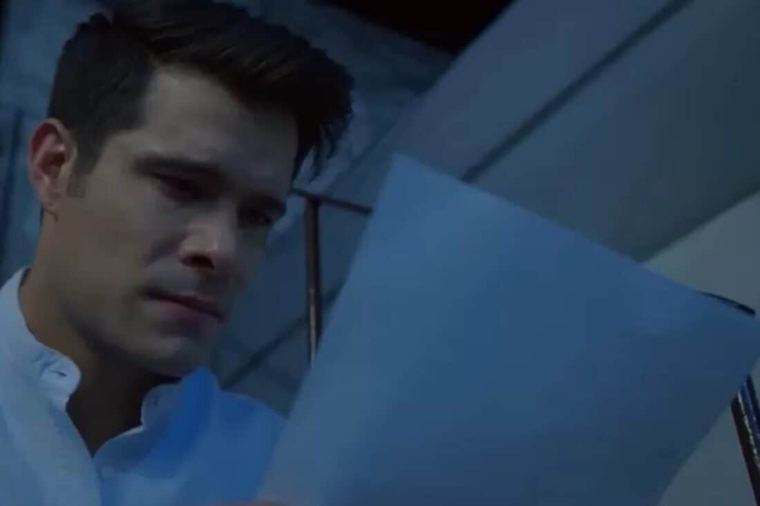 Leonardo chorando enquanto lê a carta que revela os segredos de sua mãe, Mirtes, em uma cena emocionante da novela Contigo Sim