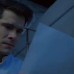 Leonardo chorando enquanto lê a carta que revela os segredos de sua mãe, Mirtes, em uma cena emocionante da novela Contigo Sim