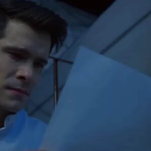 Leonardo chorando enquanto lê a carta que revela os segredos de sua mãe, Mirtes, em uma cena emocionante da novela Contigo Sim