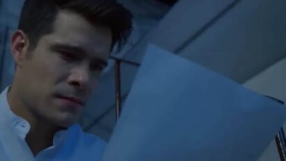 Leonardo chorando enquanto lê a carta que revela os segredos de sua mãe, Mirtes, em uma cena emocionante da novela Contigo Sim