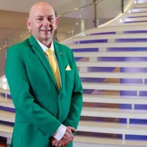 Luciano Hang sorridente celebrando a liberação de suas redes sociais.