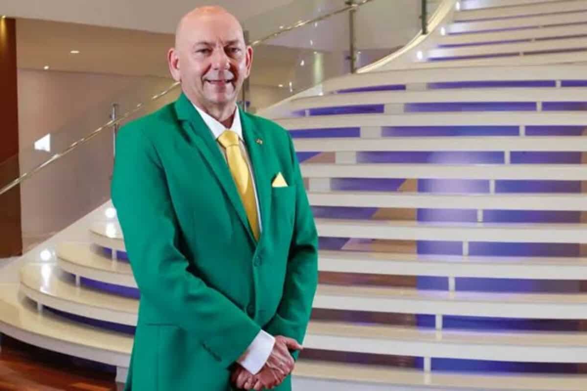 Luciano Hang sorridente celebrando a liberação de suas redes sociais.