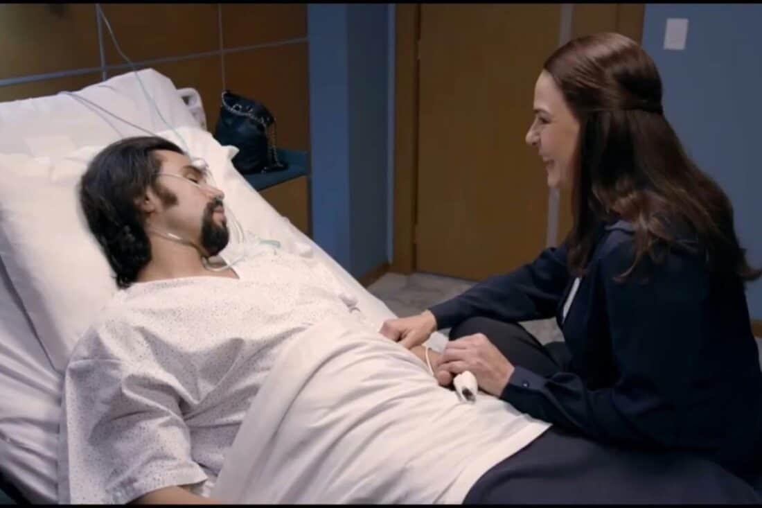 Nancy ao lado de Abel, contando que eles terão um bebê.