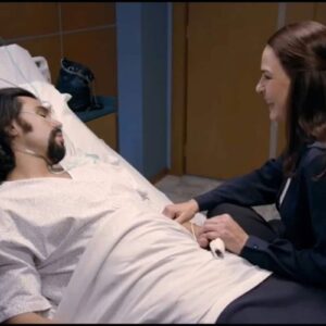 Nancy ao lado de Abel, contando que eles terão um bebê.