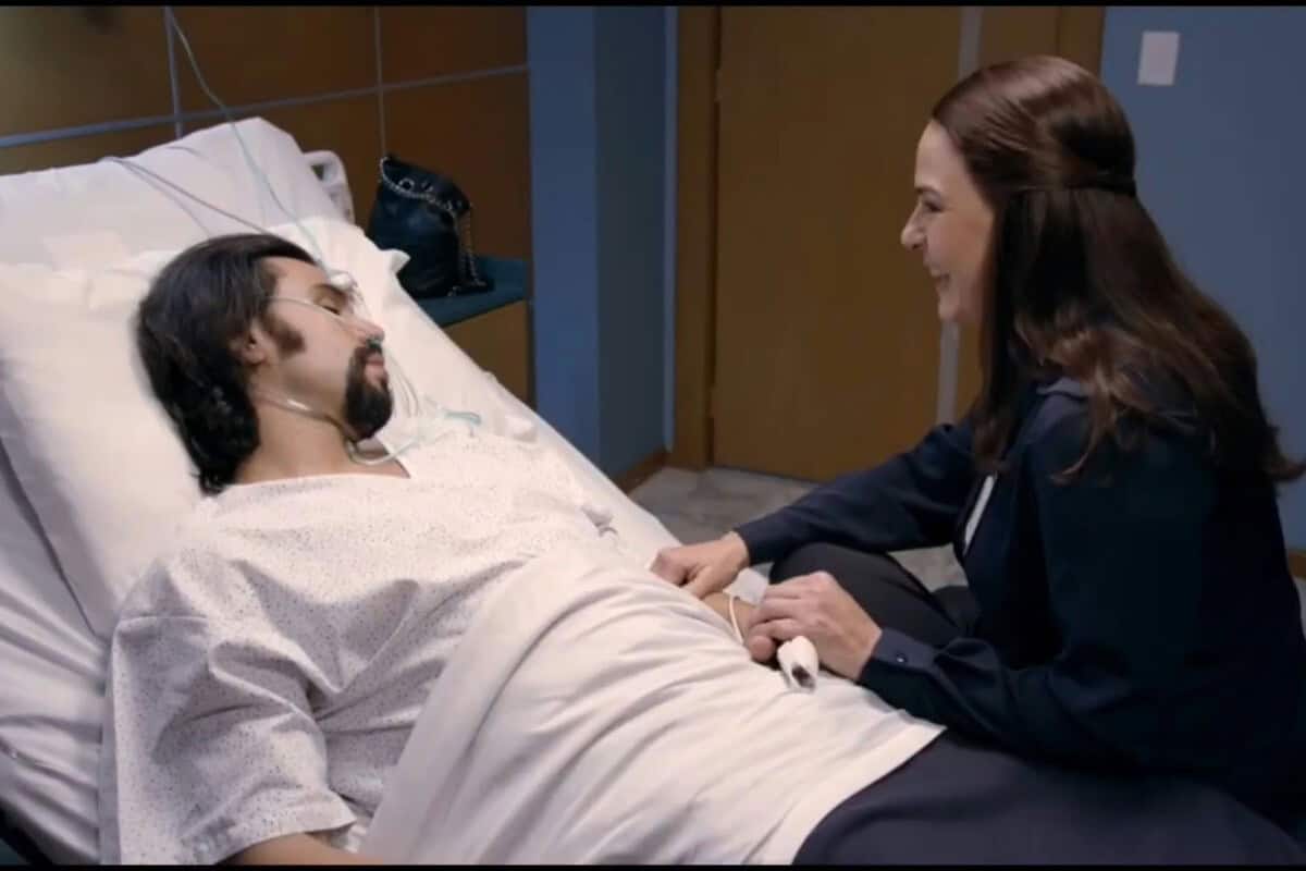 Nancy ao lado de Abel, contando que eles terão um bebê.