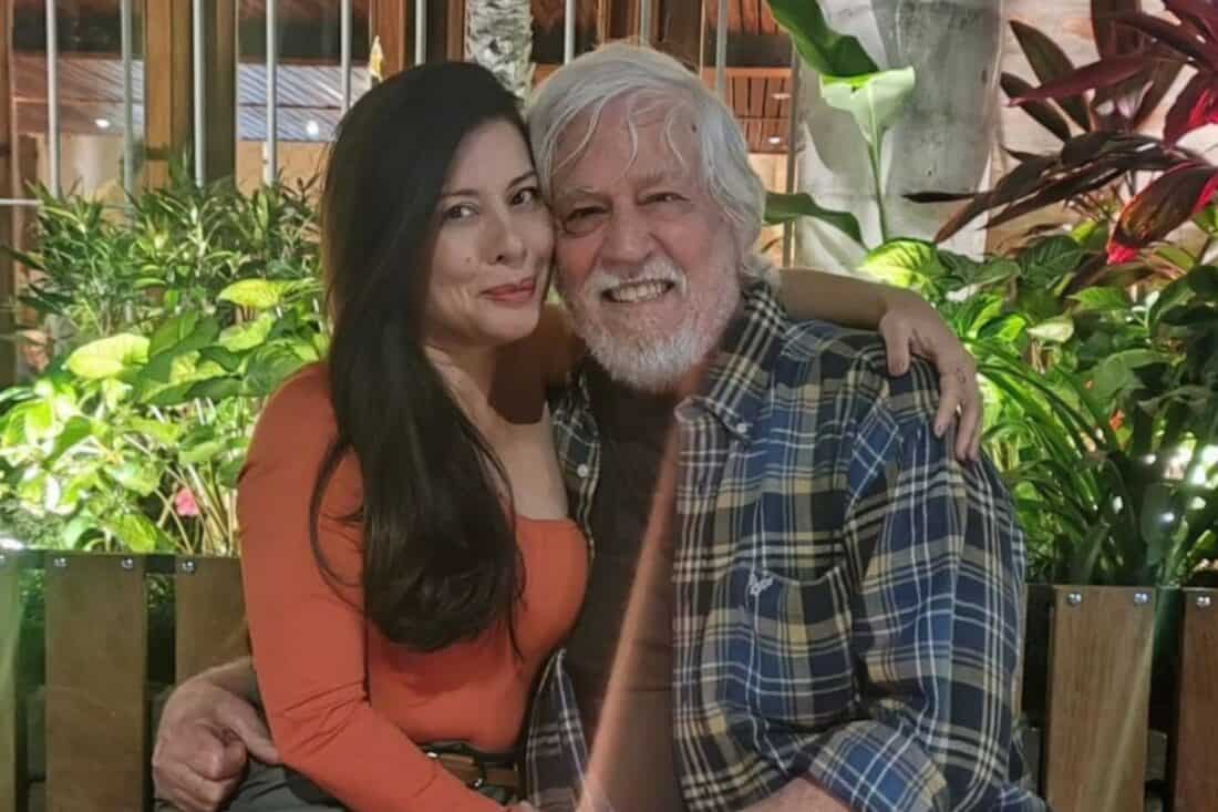 Nuno Leal Maia sorridente ao lado da esposa, Mônica Camillo, durante comemoração de aniversário
