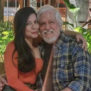 Nuno Leal Maia sorridente ao lado da esposa, Mônica Camillo, durante comemoração de aniversário