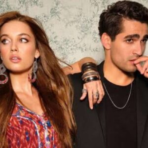 Ferit e Seyran em uma cena dramática da série turca O Canto do Pássaro, sucesso na plataforma Max.