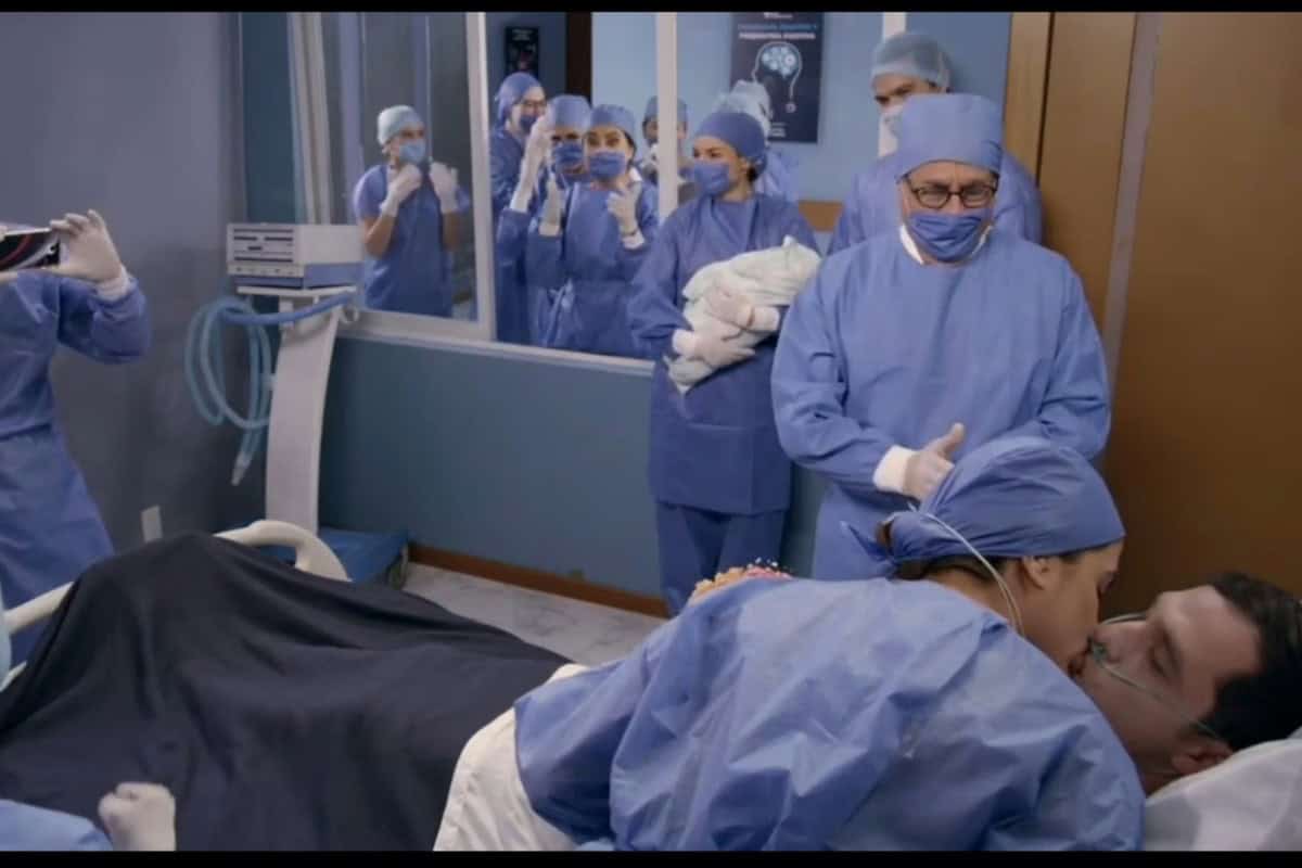 Imagem do casal se beijando após o juiz declarar marido e mulher, em meio aos aplausos dos amigos