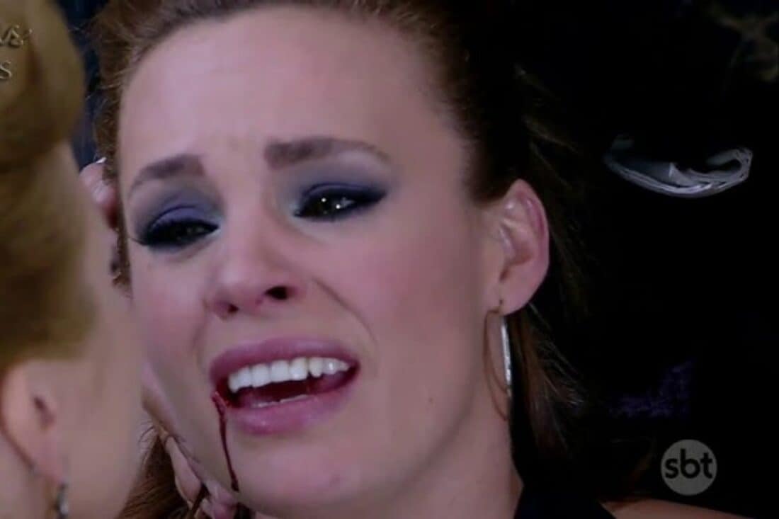 Roberta se sacrificando para salvar Renata de um tiro fatal