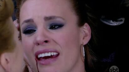 Roberta se sacrificando para salvar Renata de um tiro fatal