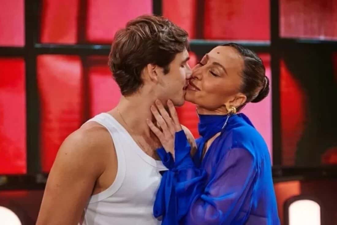 Sabrina Sato em momento romântico ao lado de Nicolas Prattes, ambos felizes e apaixonados.